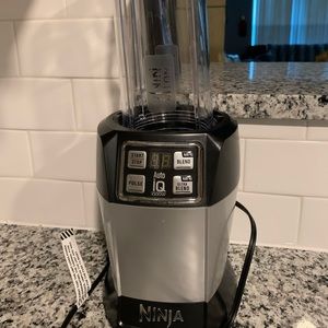 Brand new only used once comes with the three cups